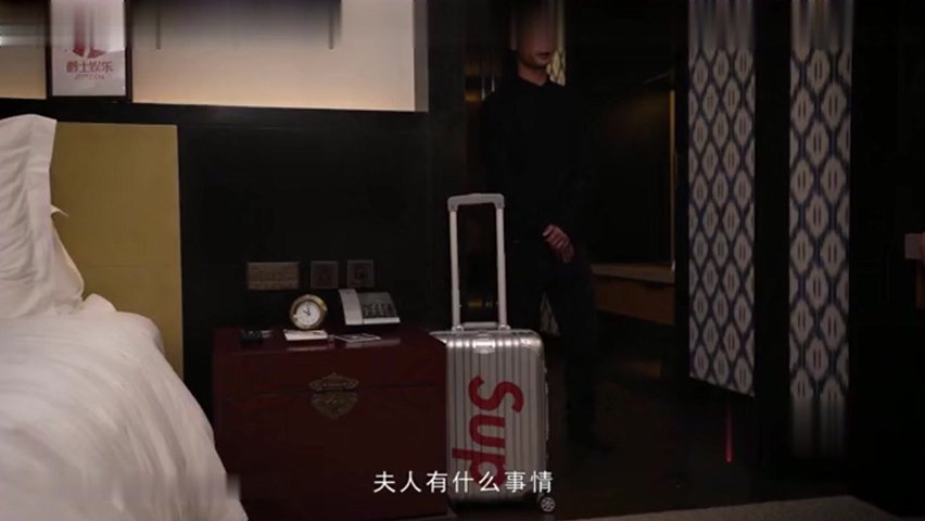 白富美极品性感美少妇寂寞难耐洗澡时被司机偷看后竟直接把他叫进来吃鸡巴啪啪,趴在露天窗户上一字马狠狠干,国语!